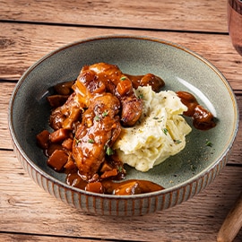 Stoofpotje met kippendijen in rodewijnsaus en kruidenpuree Stoofpotje met kippendijen in rodewijnsaus en kruidenpuree